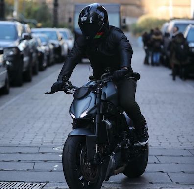 ストリートファイターに乗るかっこいいライダー