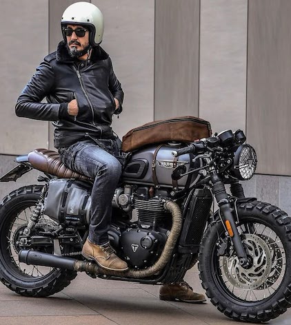 トライアンフカフェレーサーファッションコーデ