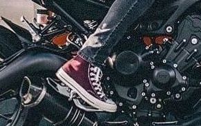 スニーカーに似合うライディングパンツ