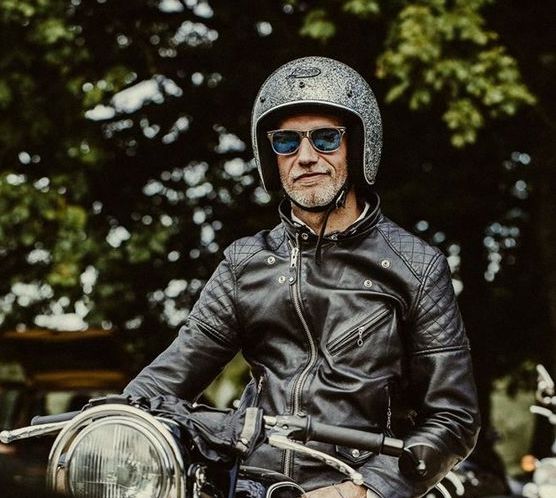 カフェレーサーファッション 古いバイクに似合うヘルメットは小さめをチョイスする 老ライダーブログ オートバイブログ 大人のバイクライフ