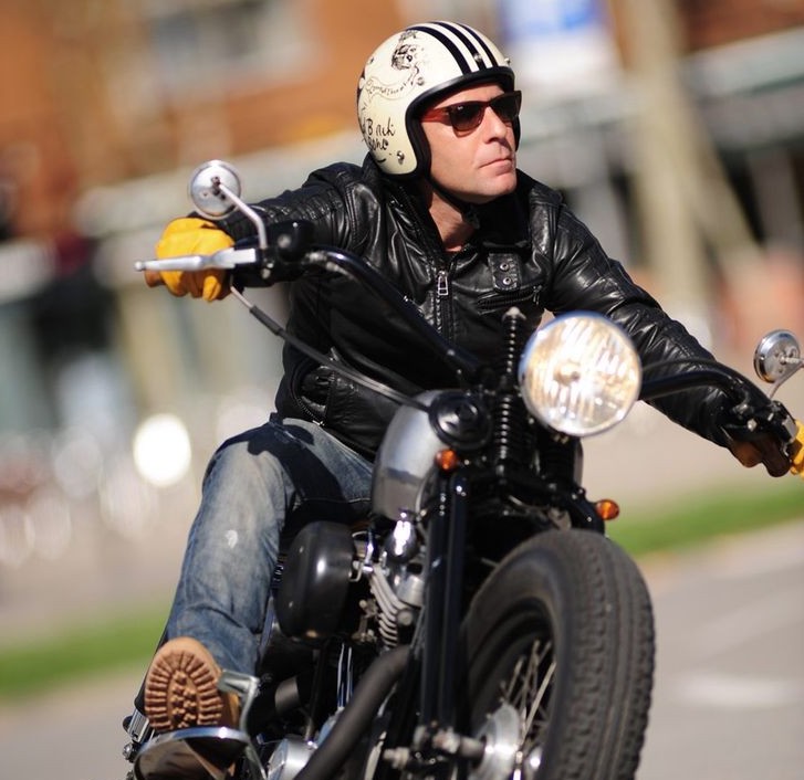 カフェレーサーファッション 古いバイクに似合うヘルメットは小さめを 