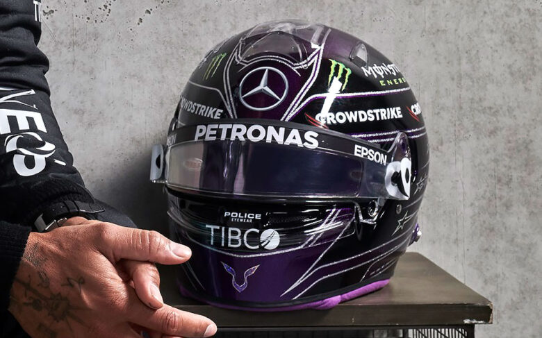 ルイスハミルトン　F1 のヘルメットはBELL