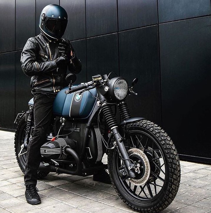 カフェレーサーに似合うヘルメット　ファッション