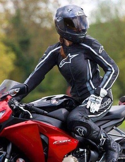 バイク女子　服装　かっこいい