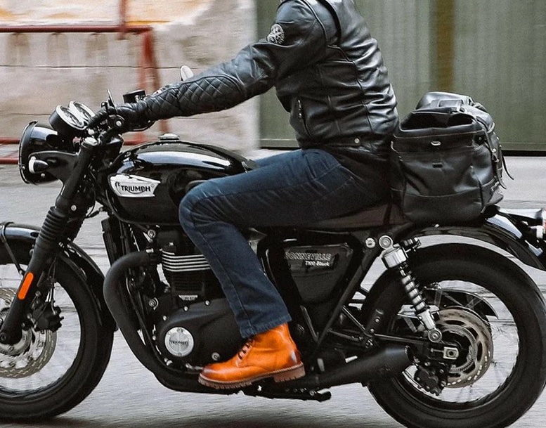 クラシック系バイクには革製バッグが似合う