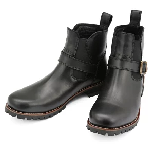 トライアンフクラクフトンファッションコーデ