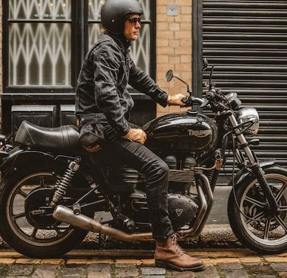 トライアンフの服装街乗りコーデ　