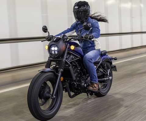 レブルの服装　女性向け